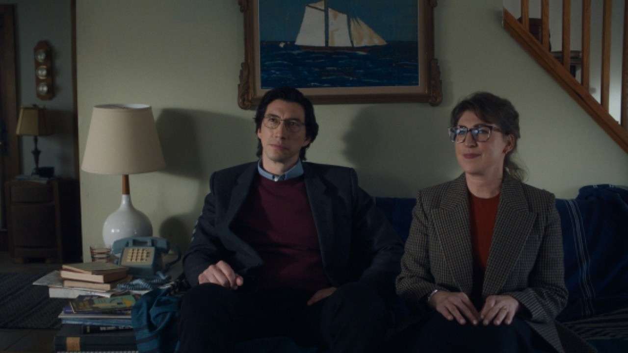 창밖의 눈을 보며 스마트폰으로 대화하는 차분한 밤의 모습