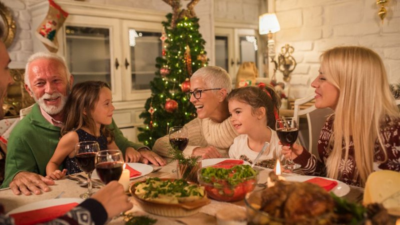 따뜻하지만 어딘가 정적이 흐르는 가족 저녁 식사 풍경