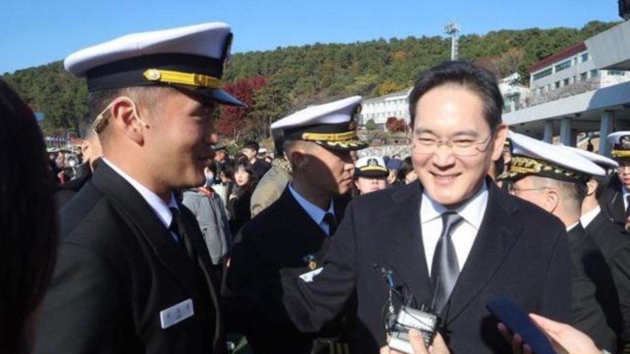 임관식에서 조용히 서 있는 ‘아버지의 얼굴’을 상징하는 이미지